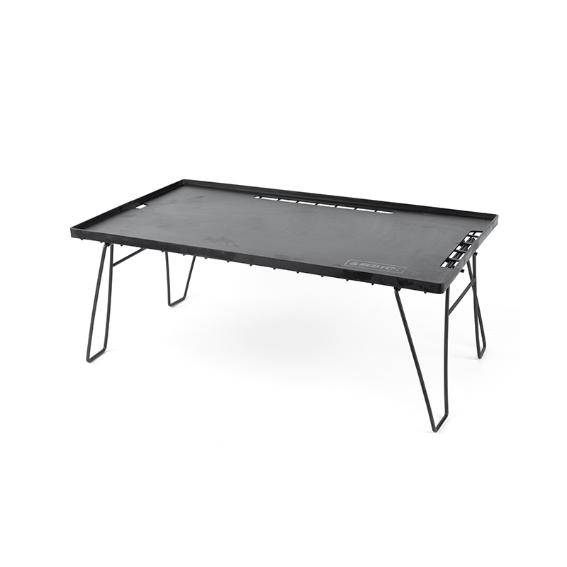 Lábbal összecsukható műanyag asztal beltéri és kültéri használatra