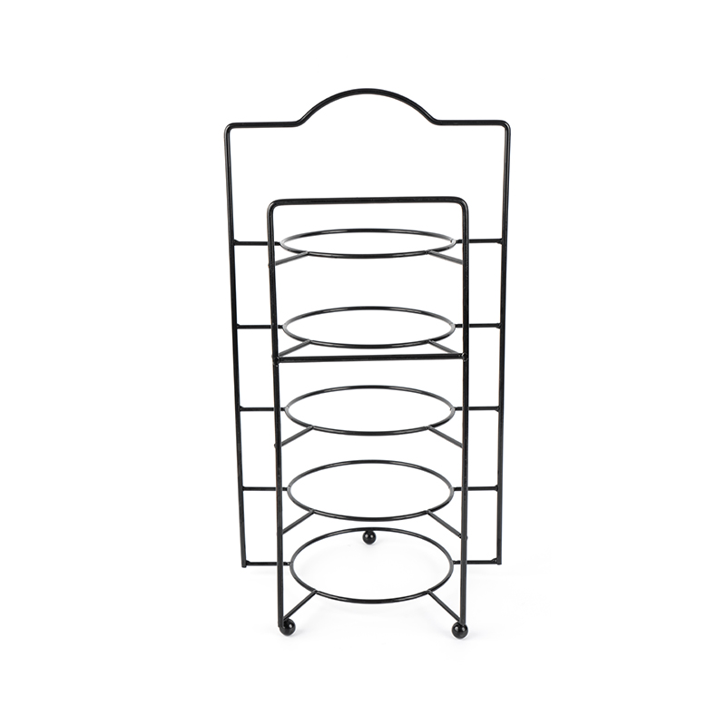 Többszintes tálalóállvány tálakkal és edényekkel