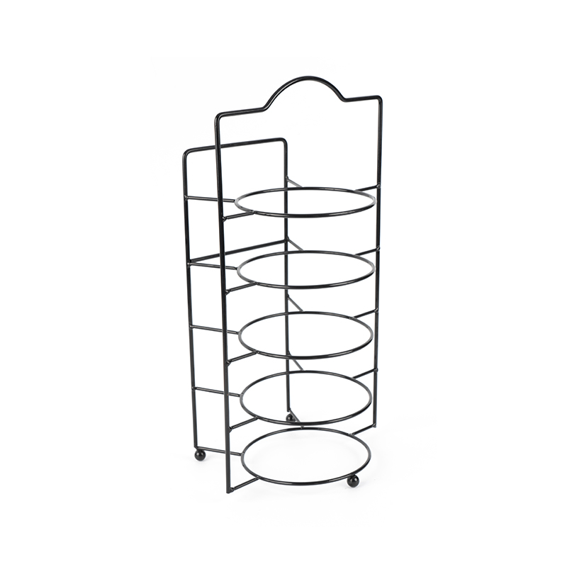 Többszintes tálalóállvány tálakkal és edényekkel