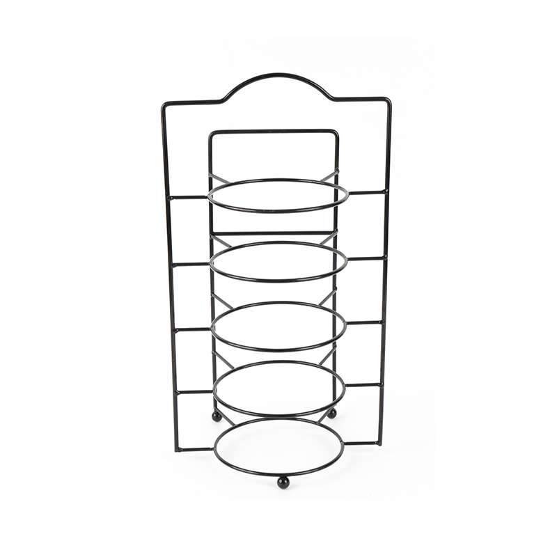 Többszintes tálalóállvány tálakkal és edényekkel