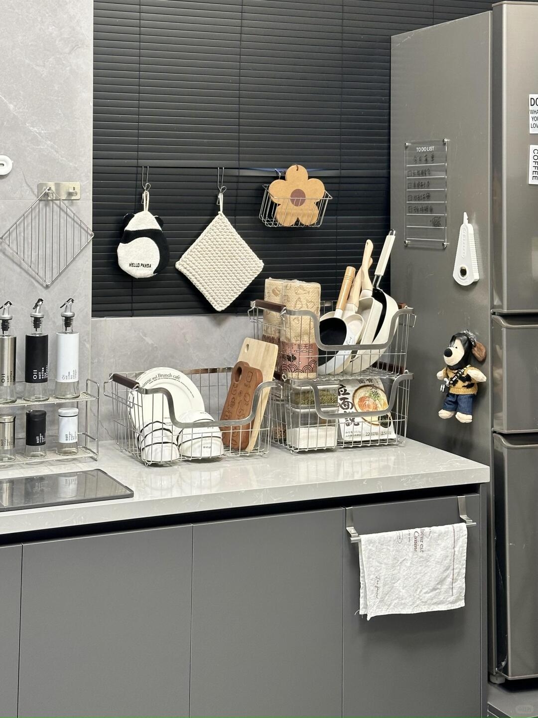 Kis lakásokhoz kötelező! Hogyan válasszunk falra szerelhető fémpolcot, amely teherbíró és tartós?