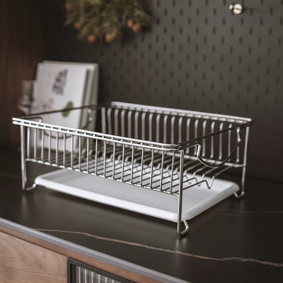 Hogyan hasonlítható össze a fém otthoni tároló állvány egy fából készült állványhoz?